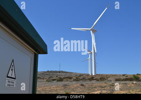 Les éoliennes du parc éolien de Darling sont représentés dans Darling, situé à 60 km de Cape Town, Afrique du Sud, le 13 mars 2013. Les éoliennes ont été construites par la société allemande Fuhrlaender. Photo : Lutz Bergmann Banque D'Images