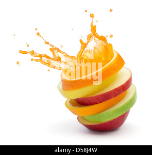 Différents type de tranches de fruits sont empilés avec splash concept, punch aux fruits Banque D'Images