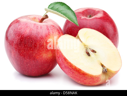 Pomme Rouge avec feuille et coupe sur un fond blanc. Banque D'Images