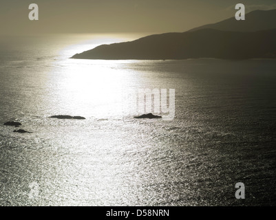 Vue aérienne de l'océan du sud le matin, avec des îlots et la côte de l'île Stewart (Rakiura), Nouvelle-Zélande. Banque D'Images