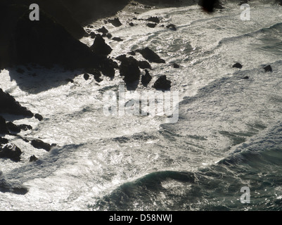 Vue aérienne de l'océan du sud le matin, avec des îlots et la côte de l'île Stewart (Rakiura), Nouvelle-Zélande. Banque D'Images