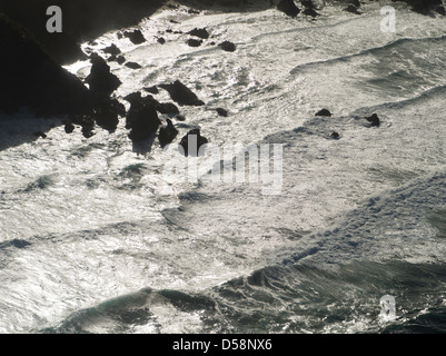 Vue aérienne de l'océan du sud le matin, avec des îlots et la côte de l'île Stewart (Rakiura), Nouvelle-Zélande. Banque D'Images