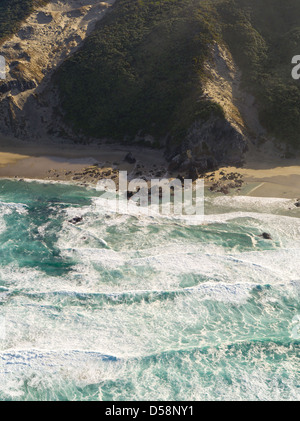 Vue aérienne de l'océan du sud le matin, avec des îlots et la côte de l'île Stewart (Rakiura), Nouvelle-Zélande. Banque D'Images