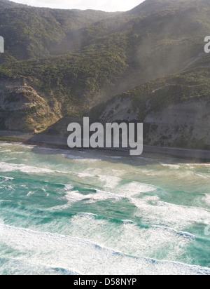 Vue aérienne de l'océan du sud le matin, avec des îlots et la côte de l'île Stewart (Rakiura), Nouvelle-Zélande. Banque D'Images