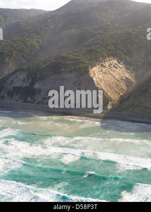 Vue aérienne de l'océan du sud le matin, avec des îlots et la côte de l'île Stewart (Rakiura), Nouvelle-Zélande. Banque D'Images