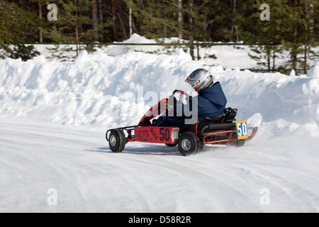 Conduite de go-kart sur piste glacée, Lappeenranta FINLANDE Banque D'Images