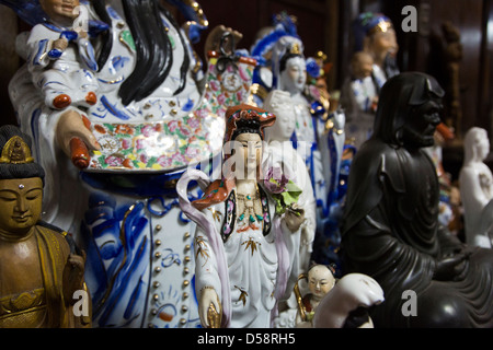 Statues en porcelaine affiche dans la Buddhist Temple Gangaramaya à Colombo, Sri Lanka Banque D'Images