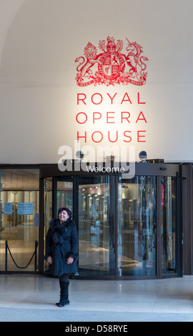 Une des entrées à la Royal Opera House, qui se trouve dans le quartier londonien de Covent Garden. Banque D'Images