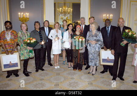 Couronne néerlandaise Prince Willem-Alexander (4-R), La Princesse Maxima (C), patron de l 'Orange' Fonds pour le bien-être social, la Reine Beatrix (3-R) et les lauréats posent au cours de la 'Appeltjes van Oranje' cérémonie Palais Noordeinde à La Haye, Pays-Bas, 21 mai 2010. L 'Appeltjes' ont été attribués à 'être interactif" d'Amsterdam, 'Championnat du Monde' d'Eindhoven et de Banque D'Images