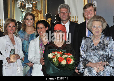 Couronne néerlandaise Prince Willem-Alexander (2-R), La Princesse maxima (2-L), patron de l 'Orange' Fonds pour le bien-être social, la Reine Beatrix (R) et les lauréats posent au cours de la 'Appeltjes van Oranje' cérémonie Palais Noordeinde à La Haye, Pays-Bas, 21 mai 2010. L 'Appeltjes' ont été attribués à 'être interactif" d'Amsterdam, 'Championnat du Monde' d'Eindhoven et de Banque D'Images