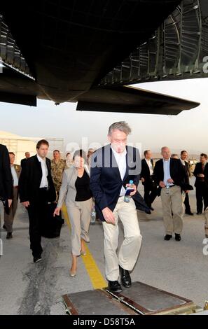 Le président allemand Horst Koehler et sa femme partent du camp Marmal Eva-Louise à Masar-i-Scharif, dans le nord de l'Afghanistan, 21 mai 2010. Sept soldats de la Bundeswehr ont été tués et 13 blessés en Afghanistan au mois d'avril. C'était la première visite de Koehler à l'Afghanistan. Photo : MAURIZIO GAMBARINI Banque D'Images