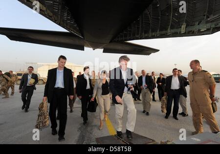 Le président allemand Horst Koehler et sa femme partent du camp Marmal Eva-Louise à Masar-i-Scharif, dans le nord de l'Afghanistan, 21 mai 2010. Sept soldats de la Bundeswehr ont été tués et 13 blessés en Afghanistan au mois d'avril. C'était la première visite de Koehler à l'Afghanistan. Photo : MAURIZIO GAMBARINI Banque D'Images