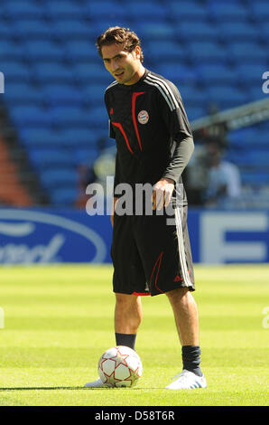 Hamit Altintop champion de Bundesliga FC Bayern Munich lors de la finale de l'équipe de session pratique à Santiago Bernabeu à Madrid, Espagne, 21 mai 2010. Bayern fait face à l'Inter Milan dans la finale de la Ligue des Champions de football le jour suivant, le 22 mai 2010. Photo : Andreas Gebert Banque D'Images