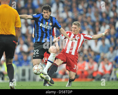 Le Bastian Schweinsteiger Bayern (R) se bat pour la balle avec double buteur Diego Milito durant la finale de la Ligue des Champions FC Bayern Munich vs FC Internazionale Milano à Santiago Bernabeu à Madrid, Espagne, 22 mai 2010. Défait 2-0 Inter Bayern Munich et a remporté la Ligue des Champions 2010. Photo : Peter Kneffel Banque D'Images