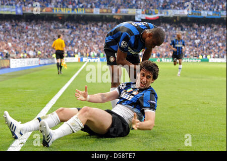 L'Inter Diego Milito (bas) célèbre son score de 1-0 avec son coéquipier Samuel Eto'o lors de la finale de la Ligue des Champions FC Bayern Munich vs FC Internazionale Milano à Santiago Bernabeu à Madrid, Espagne, 22 mai 2010. Défait 2-0 Inter Bayern Munich et a remporté la Ligue des Champions 2010. Photo : Andreas Gebert Banque D'Images