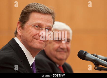 Bundesaußenminister Guido Westerwelle (FDP, l) gibt mit dem Ministre für auswärtige Angelegenheiten der Arabischen Republik syrien, Walid al-Mu'allim, am Samstag (23.05.2010) dans Damaskus eine Pressekonferenz. Westerwelle, sagte Syrien sei "für eine Lösung der konstruktive" dans Konfliktregion unerlässlich : "Wer den Friedensprozess im Nahen Osten unterstützten der muss auch, das Banque D'Images