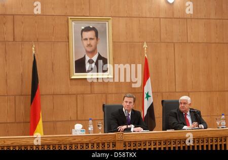 Bundesaußenminister Guido Westerwelle (FDP, l) gibt mit dem Ministre für auswärtige Angelegenheiten der Arabischen Republik syrien, Walid al-Mu'allim, am Samstag (23.05.2010) dans Damaskus eine Pressekonferenz. Westerwelle, sagte Syrien sei "für eine Lösung der konstruktive" dans Konfliktregion unerlässlich : "Wer den Friedensprozess im Nahen Osten unterstützten der muss auch, das Banque D'Images