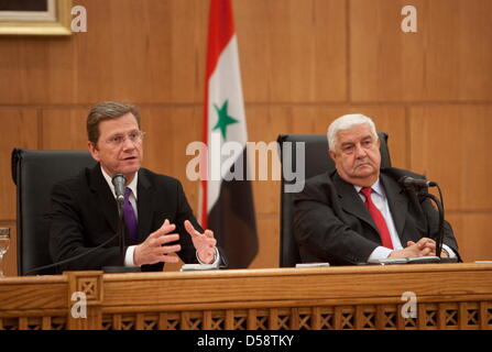 Bundesaußenminister Guido Westerwelle (FDP, l) gibt mit dem Ministre für auswärtige Angelegenheiten der Arabischen Republik syrien, Walid al-Mu'allim, am Samstag (23.05.2010) dans Damaskus eine Pressekonferenz. Westerwelle, sagte Syrien sei "für eine Lösung der konstruktive" dans Konfliktregion unerlässlich : "Wer den Friedensprozess im Nahen Osten unterstützten der muss auch, das Banque D'Images