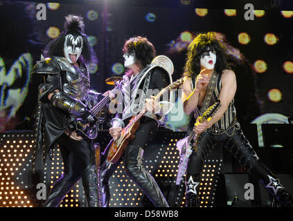 Musiciens Gene Simmons (L-R), Tommy Thayer et Paul Stanley du groupe de hard rock américain Kiss effectuer lors d'un concert à l'ARENA Leipzig in Leipzig, Allemagne, 25 mai 2010. Le concert est le premier de quatre concerts en Allemagne de la "sonic boom over Europe Tour' au cours de laquelle Kiss présente son 19e album studio et plus de visites. Photo : Peter Endig Banque D'Images