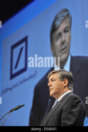 Chef de la Deutsche Bank, Josef Ackermann parle lors de la réunion générale de la banque à Francfort-sur-Main, Allemagne, 27 mai 2010. Plusieurs milliers d'actionnaires ont assisté à l'Assemblée générale. Photo : BORIS ROESSLER Banque D'Images