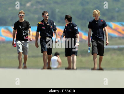 (L-R) Allemand de Sebastian Vettel (Red Bull Racing, son ingénieur de course Guillaume Roquelin, un membre de l'équipe, et la Nouvelle-Zélande pilote test Brendon Hartley inspecter la piste à Istanbul Park près de Istanbul, Turquie, 27 mai 2010. Le 2010 Grand Prix de Turquie de Formule 1 aura lieu le 30 mai. Photo : Jan Woitas Banque D'Images