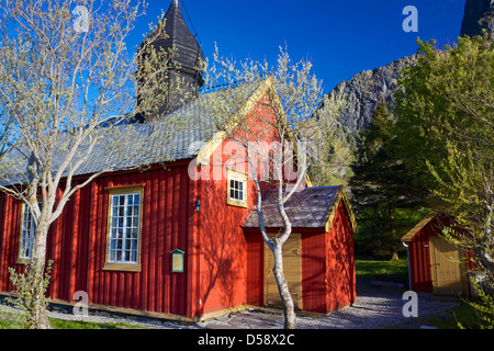 Ancienne église en bois rouge sur Vaeroy, îles Lofoten en Norvège Banque D'Images