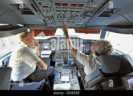 Exactement comme avant un vrai départ, les pilotes vérifier les instruments dans le cockpit de l'Airbus A380 Lufthansa "Frankfurt am Main' à l'aéroport de Francfort/Main, Allemagne, 28 mai 2010. Au cours d'une répétition générale, Lufthansa a pratiqué l'embarquement de plusieurs centaines de passagers. Plus de 500 employés de Lufthansa s'est porté volontaire pour siéger dans l'avion pour alm Banque D'Images