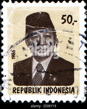 Indonésie - VERS 1986 : un timbre imprimé en Indonésie montre le président Sukarno (1901-1970), vers 1986 Banque D'Images