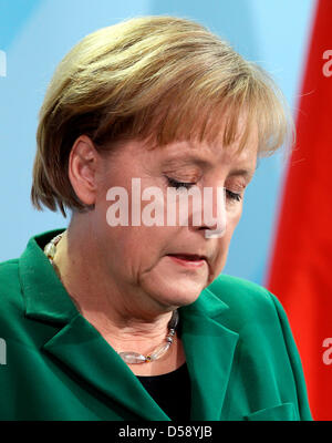 La chancelière allemande Angela Merkel donne une déclaration sur la démission du président allemand Horst Koehler à la chancellerie à Berlin, Allemagne, 31 mai 2010. M. Koehler a annoncé sa retraite plus tôt le même jour, mentionnant les - comme il l'appelait - réaction injuste pour ses commentaires sur le rôle économique de la Bundeswehr en Afghanistan dans le déploiement de la raison de son étape. Photo : W Banque D'Images