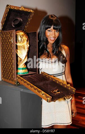 Top Model britannique Naomi Campbell pose à côté d'un costume spécial Louis Vuitton cas pour le trophée de la Coupe du Monde de la FIFA à Paris, France, 01 juin 2010. Le trophée sera effectué à l'Afrique du Sud dans la valise spéciale. Photo : MAZEN SAGGAR / LOUIS VUITTON (ATTENTION : Document - utilisation éditoriale uniquement) Banque D'Images