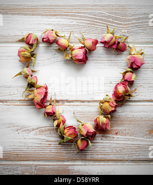Coeur fait à partir de boutons de roses séchées colorées Banque D'Images