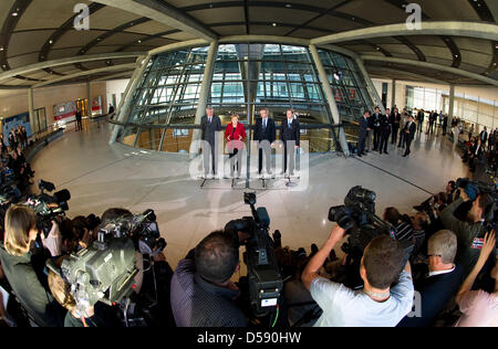 Premier Ministre de la Bavière, Horst Seehofer (L-R), la chancelière allemande Angela Merkel, le premier ministre de Basse-Saxe Christian Wulff et ministre allemand des Affaires étrangères et vice-chancelier Guido Westerwelle, tenir une conférence de presse à Berlin, Allemagne, 03 juin 2010. Wulff s'exécute pour l'office de président allemand en tant que candidat de la CDU/CSU et FDP. Photo : Arno Burgi Banque D'Images