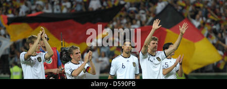 L'Allemagne Holger Badstuber (L-R), Philipp Lahm, Sami Khedira, Thomas Mueller et Serdar Tasci cheer avec les fans après le test-match de football international Allemagne contre la Bosnie et Herzégovine à la Commerzbank Arena de Francfort, Allemagne, 03 juin 2010. L'Allemagne a remporté le match 3-1. Photo : Ronald Wittek Banque D'Images