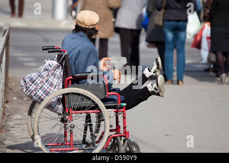 La pauvreté en Bulgarie : homme Rom dans la mendicité en fauteuil roulant Banque D'Images