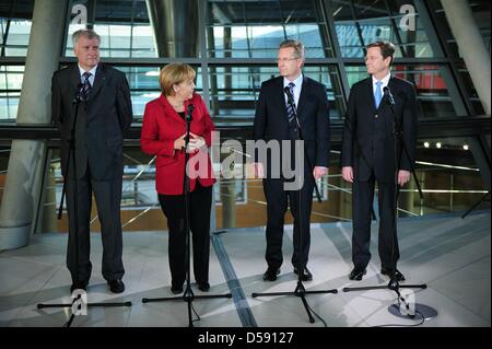 Premier Ministre de la Bavière, Horst Seehofer (L-R), la chancelière allemande Angela Merkel, le premier ministre de Basse-Saxe Christian Wulff et ministre allemand des Affaires étrangères et vice-chancelier Guido Westerwelle parle au cours d'une conférence de presse à Berlin, Allemagne, 03 juin 2010. Christian Wulff est le candidat de la CDU de fonctionner pour l'office de président allemand. Photo : HANNIBAL HANSCHKE Banque D'Images