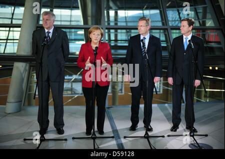 Premier Ministre de la Bavière, Horst Seehofer (L-R), la chancelière allemande Angela Merkel, le premier ministre de Basse-Saxe Christian Wulff et ministre allemand des Affaires étrangères et vice-chancelier Guido Westerwelle la parole au cours d'une conférence de presse à Berlin, Allemagne, 03 juin 2010. Christian Wulff est le candidat de la CDU de fonctionner pour l'office de président allemand. Photo : HANNIBAL HANSCHKE Banque D'Images