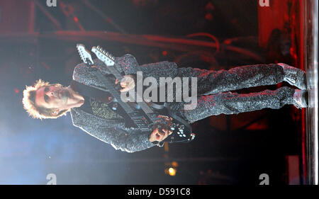 Le groupe de rock britannique Muse stade effectue avec le chanteur Matthew Bellamy effectuer au Rock am Ring Festival au Nurburgring en Allemagne, Nuerburg, 05 juin 2010. Le festival de quatre jours complets avec 85 000 visiteurs. Photo : Harald TITTEL Banque D'Images