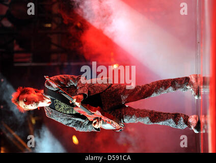 Le groupe de rock britannique Muse stade effectue avec le chanteur Matthew Bellamy effectuer au Rock am Ring Festival au Nurburgring en Allemagne, Nuerburg, 05 juin 2010. Le festival de quatre jours complets avec 85 000 visiteurs. Photo : Harald TITTEL Banque D'Images