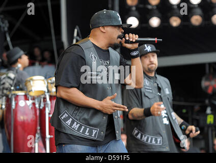 L'équipe hiphop US Cypress Hill avec B-Real (L) et Sen Dog (R) effectue à Rock am Ring Festival au Nurburgring en Allemagne, Nuerburg, 06 juin 2010. Le festival de quatre jours complets avec 85 000 visiteurs. Photo : Harald TITTEL Banque D'Images