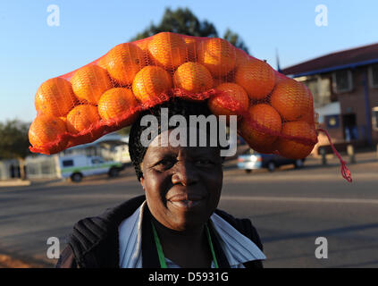 Une femme africaine porte des oranges sur sa tête à Atteridgeville près de Pretoria, Afrique du Sud, 08 juin 2010. La Coupe du Monde de Football 2010 commence le 11 juin 2010. Photo : MARCUS BRANDT Banque D'Images