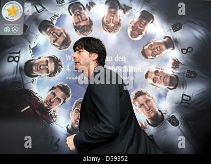 Joachim Loew, entraîneur-chef de l'équipe nationale allemande, photographié lors d'une conférence de presse de l'équipe allemande à Velmore Grand Hotel à Erasmia près de Pretoria, Afrique du Sud, 09 juin 2010. L'équipe de l'Allemagne se prépare pour la Coupe du Monde FIFA 2010 qui commence le 11 juin 2010. Photo : BERND WEISSBROD Banque D'Images