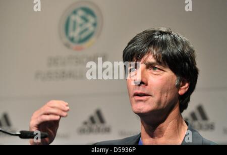 Joachim Loew, entraîneur-chef de l'équipe nationale allemande, assiste à une conférence de presse de l'équipe allemande à Velmore Grand Hotel à Erasmia près de Pretoria, Afrique du Sud, 09 juin 2010. L'équipe de l'Allemagne se prépare pour la Coupe du Monde FIFA 2010 qui commence le 11 juin 2010. Photo : BERND WEISSBROD Banque D'Images