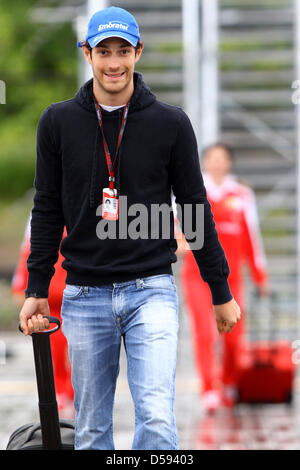 Le pilote brésilien Bruno Senna de l'équipe Hispania promenades à travers le paddock de Gille Villeneuve à Montréal, Canada, 10 juin 2010. Le Grand Prix de Formule 1 du Canada aura lieu le 13 juin. Photo : JENS BUETTNER Banque D'Images