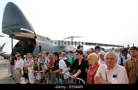 Les visiteurs sont devant nous un avion cargo américain Lockheed type C5d'une galaxie à l'aérospatiale internationale Show ILA 2010 à Schönefeld Allemagne, 11 juin 2010. Un total de 1 153 exposants de 47 nations présentes quelque 300 avions, produits et idées de produits à partir de 08 juin au 13 juin 2010. Photo : WOLFGANG KUMM Banque D'Images