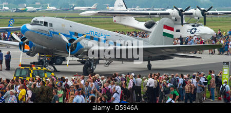 Les visiteurs admirer un Li-2 (L) et un Américain nous Consolidated PBY-5A Catalina (R) à l'International Aerospace Show ILA en 2010, l'Allemagne, Schoenefeld 11 juin 2010. La Li-2 a été construit dans les années 1940 dans l'ex-URSS et était en usage pour Malev Hungarian Airlines. Un total de 1 153 exposants de 47 nations présentes quelque 300 avions, produits et idées de produits à partir de 08 juin au 13 juin 20 Banque D'Images