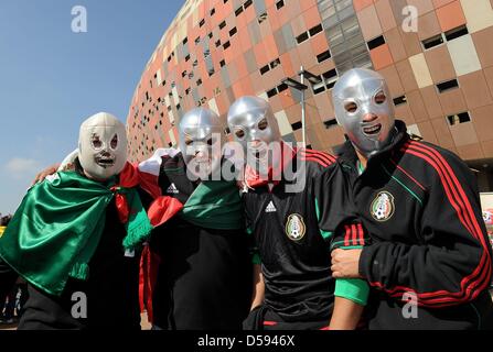 Supporter mexicain cheer avant la Coupe du Monde 2010 match d'ouverture au stade Soccer City à Johannesburg, Afrique du Sud 11 juin 2010. Photo : Achim Scheidemann dpa  + + +(c) afp - Bildfunk + + + Banque D'Images