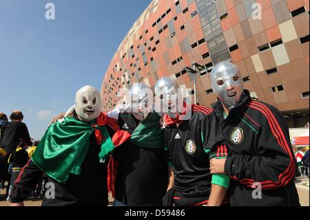 Défenseur mexicain cheer avant la cérémonie d'ouverture de la Coupe du Monde 2010 à Soccer City Stadium de Johannesburg, Afrique du Sud 11 juin 2010. Photo : Achim Scheidemann dpa - veuillez vous reporter à http://dpaq.de/FIFA-WM2010-TC  + + +(c) afp - Bildfunk + + + Banque D'Images