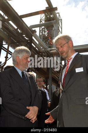 Directeur usine Friedrich-Wilhelm Baumann (R) donne à la ministre des Finances du Brandebourg Helmuth Markov (Die Linke) une visite de la nouvelle installation de production d'ester de 'Prignitzer Chemie GmbH' dans Wittenberge, Allemagne, 11 juin 2010. L'oléochimie spéciaux sont basés sur des matières premières végétales et servent de précurseurs pour la cosmétique, alimentaire et pharmaceutique. 1,5 millions d'euros ont été inv Banque D'Images