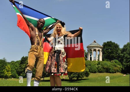 Présentatrice TV Alessandra Geissel (R) portant un dirndl dress par Fashion designer Kay Rainer et Papis Loveday portant des pantalons en cuir traditionnel de poser dans les Jardins Anglais de Munich, Allemagne, 11 juin 2010. La Coupe du Monde de la Fifa 2010 a débuté le même jour en Afrique du Sud. Photo : FELIX HOERHAGER Banque D'Images