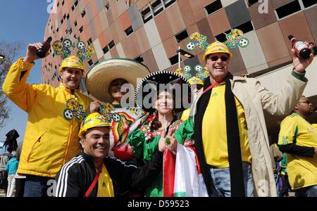 Les partisans sud-africaine et mexicaine cheer avant la Coupe du Monde 2010 match d'ouverture contre au Soccer City Stadium de Johannesburg, Afrique du Sud 11 juin 2010. Photo : Achim Scheidemann dpa Veuillez vous reporter à http://dpaq.de/FIFA-WM2010-TC Banque D'Images